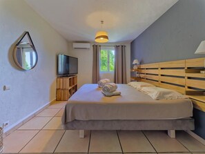 5 bedrooms, iron/ironing board, travel crib, free WiFi - Spacious air-conditioned villa, heated pool and SPA, breathtaking views. (Grasse)