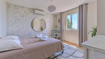 5 slaapkamers, een strijkplank/strijkijzer, reisbedje, gratis wifi