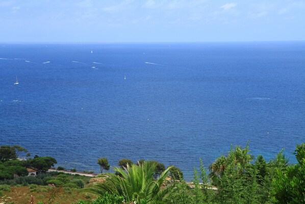A coastal view with a clear sky, a calm sea, and a few boats. - Large apartment with outstanding sea view (Sainte-Maxime)
