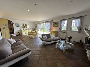 电视、壁炉、DVD 播放器、立体声音响