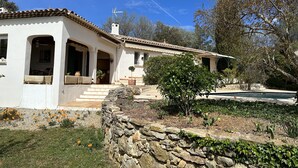 A white villa with a stone wall, a pool, and a garden with flowers. - Architect-designed house with swimming pool, near the sea, 6 adults / 2 children (Draguignan)