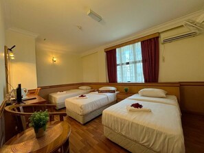 Kamar Triple Standar | Brankas, meja kerja, dan setrika/meja setrika