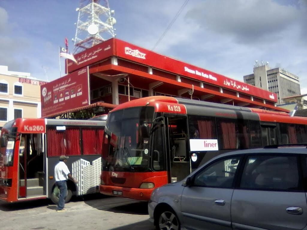 A bus station with buses labeled 'Ks 260' and 'Ks 028' parked.