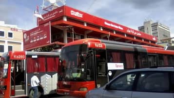 Una estación de autobuses con autobuses identificados como 'Ks 260' y 'Ks 028'.