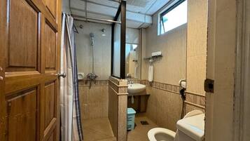 Shower, free toiletries, hair dryer, bidet