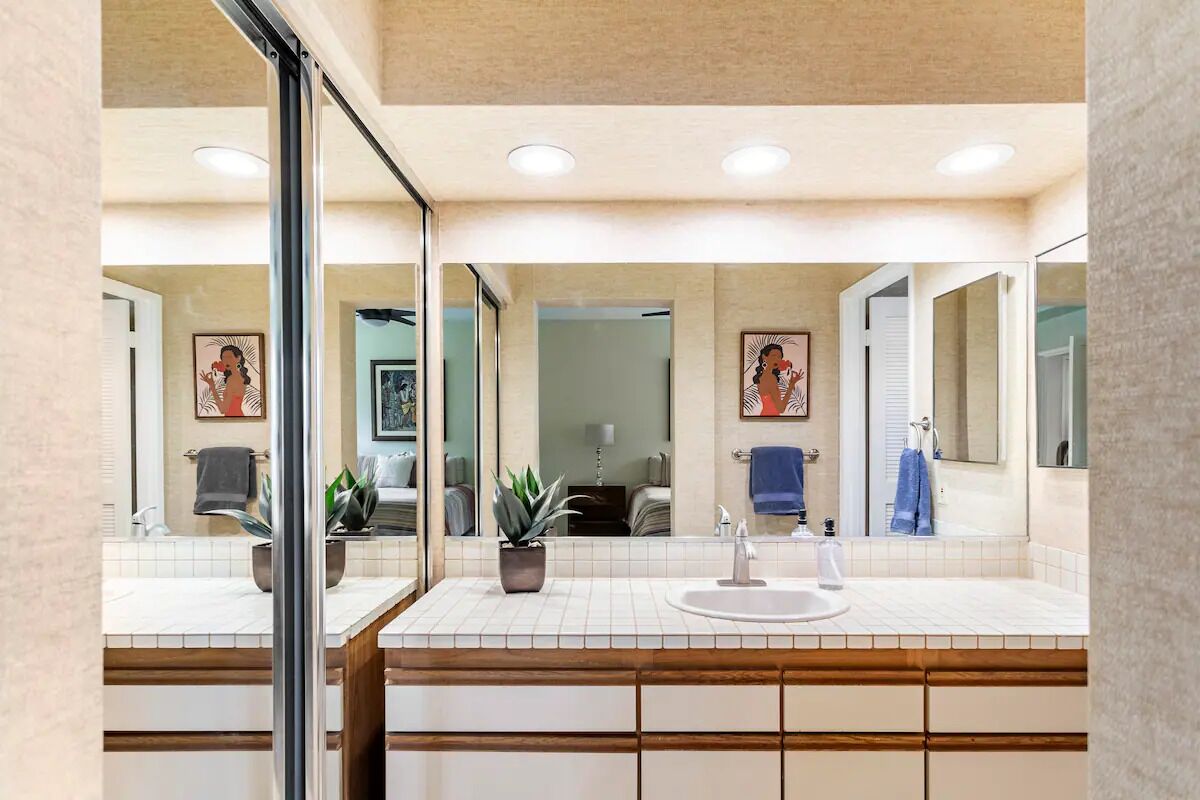 Combined shower/tub, hair dryer, towels, soap