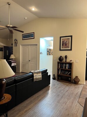 Smart-TV, DVD-spiller, bøker og filmbibliotek