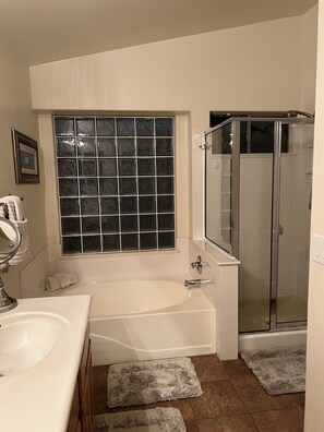 Combined shower/bathtub, hair dryer, towels, toilet paper - Beautiful Desert Vacation Home.  Heated Pool! Close to Stadium & Wigwam Resort (Litchfield Park)