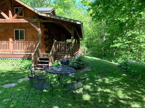 Outdoor dining - Country Living at its Finest (Viroqua)