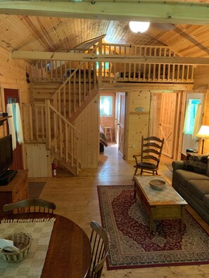 Smart TV, fireplace, DVD player, video library - Country Living at its Finest (Viroqua)