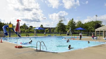 Una piscina al aire libre, una piscina climatizada