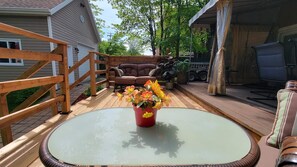 Terrace/patio - Family Retreat – Hot Tub, Whirlpool, Free Wine, Near Old Quebec & Ski (Ville de Québec)