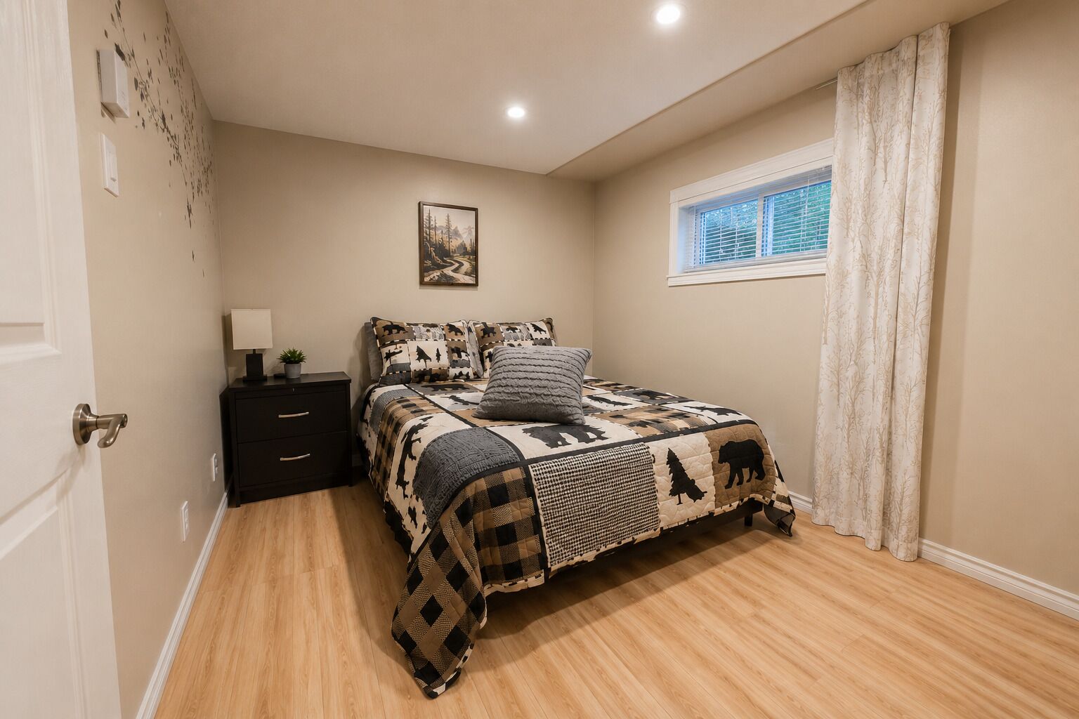 3 bedrooms, desk, iron/ironing board, travel crib