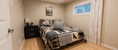 3 bedrooms, desk, iron/ironing board, travel crib
