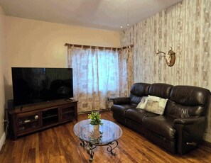 Smart TV, fireplace, DVD player, books - Family Retreat – Hot Tub, Whirlpool, Free Wine, Near Old Quebec & Ski (Ville de Québec)