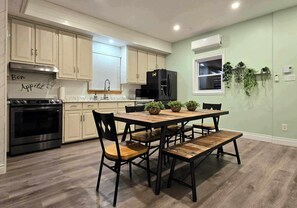 Dining - Family Retreat – Hot Tub, Whirlpool, Free Wine, Near Old Quebec & Ski (Ville de Québec)