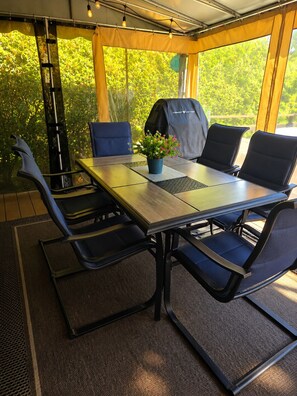 Dining - Family Retreat – Hot Tub, Whirlpool, Free Wine, Near Old Quebec & Ski (Ville de Québec)