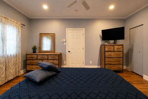 3 Schlafzimmer, Schreibtisch, Bügeleisen/Bügelbrett, Reisekinderbett