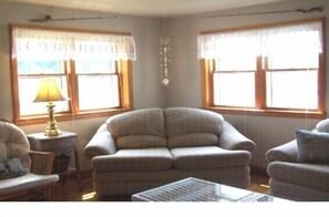 Interior - Bay Breeze Cottage - 4 Season Fully Outfitted Vacation Getaway! (Oconto)