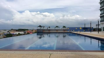 Kolam renang outdoor dan sebuah infinity pool