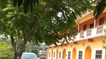 Tempat letak kenderaan sendiri percuma