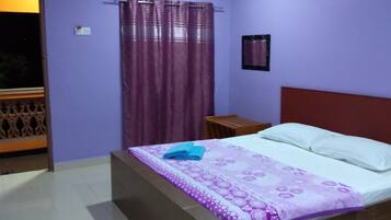 Family Room | Desk, free WiFi