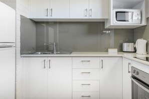 Apartment | Eigene Küche | Großer Kühlschrank, Mikrowelle, Ofen, Herdplatte
