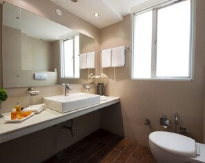 Shower, towels - Sweet Home Lodge (New Delhi)