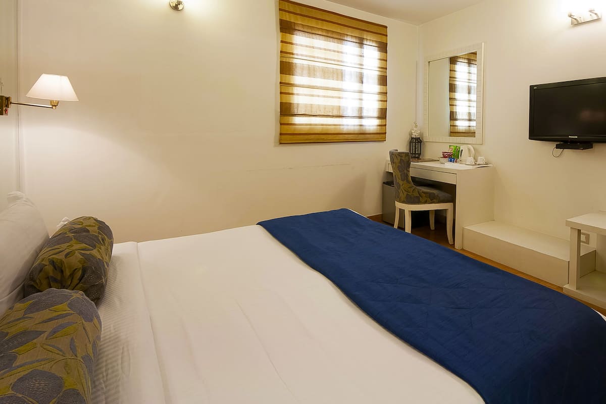 Deluxe tweepersoonskamer, 1 tweepersoonsbed, toegankelijk voor mindervaliden, niet-roken | Een minibar, een kluis op de kamer, een bureau, geluiddichte muren