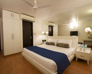 Deluxe dubbelrum - 1 dubbelsäng - tillgänglighetsanpassat - icke-rökare | Minibar, värdeförvaringsskåp på rummet, skrivbord och ljudisolering