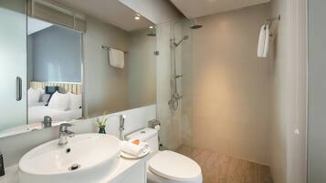 Ducha, artículos de tocador gratuitos, secador de pelo, batas