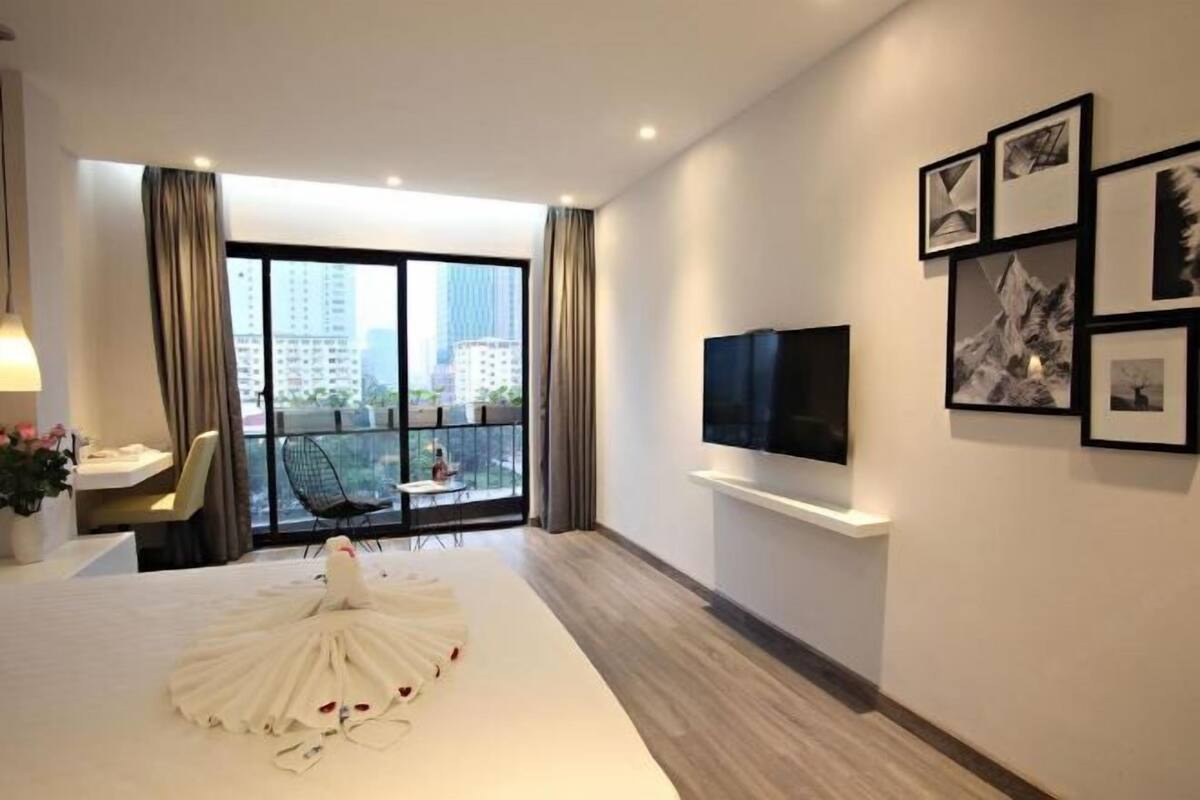 Ropa de cama de alta calidad, minibar, caja fuerte y escritorio