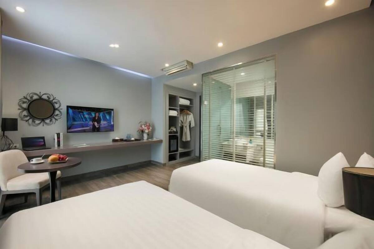 Ropa de cama de alta calidad, minibar, caja fuerte y escritorio