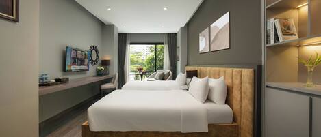Una habitación de hotel moderna con una cama grande, un escritorio y un televisor de pantalla plana, y una estantería.