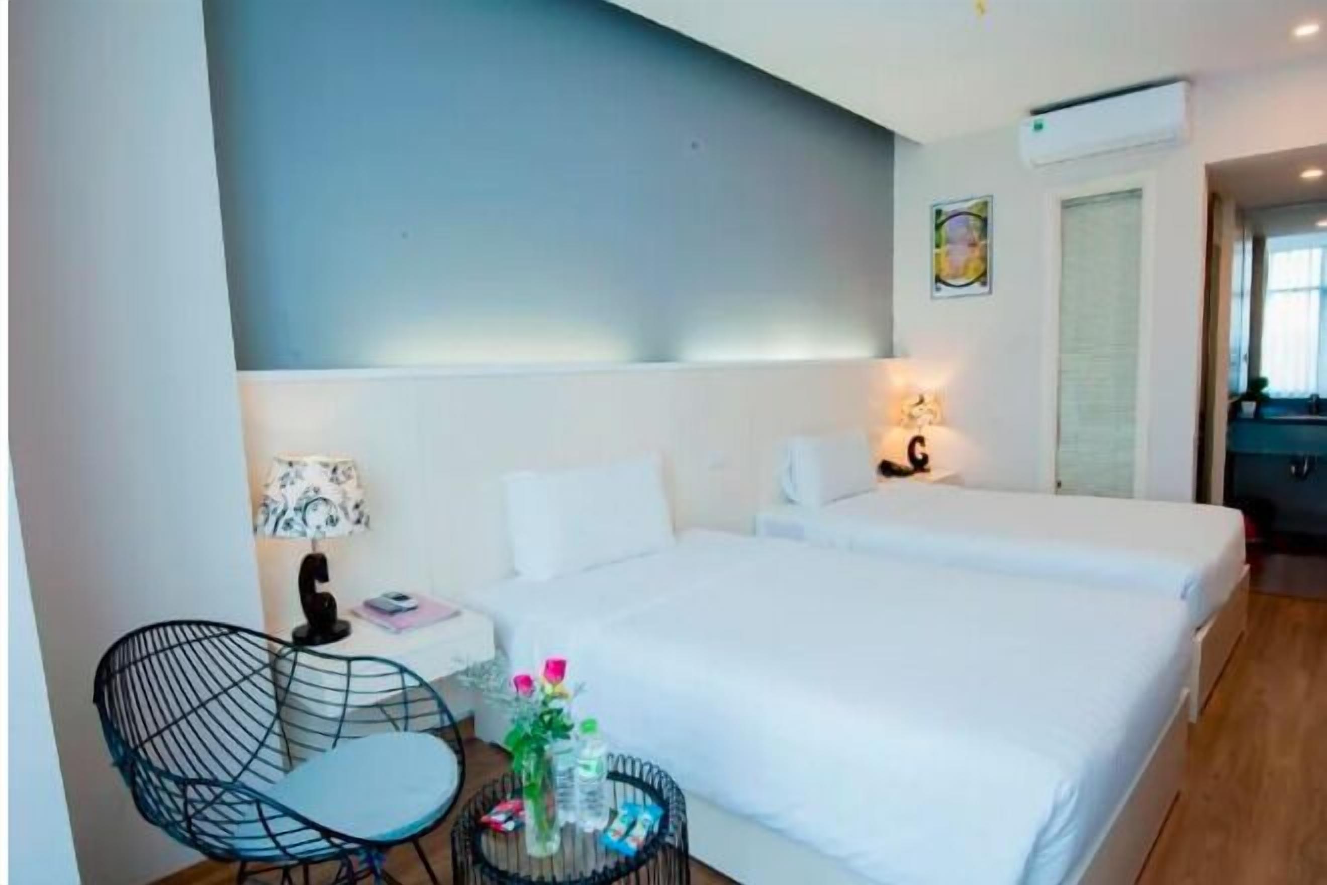 Bộ đồ giường cao cấp, minibar, két bảo mật tại phòng, bàn 