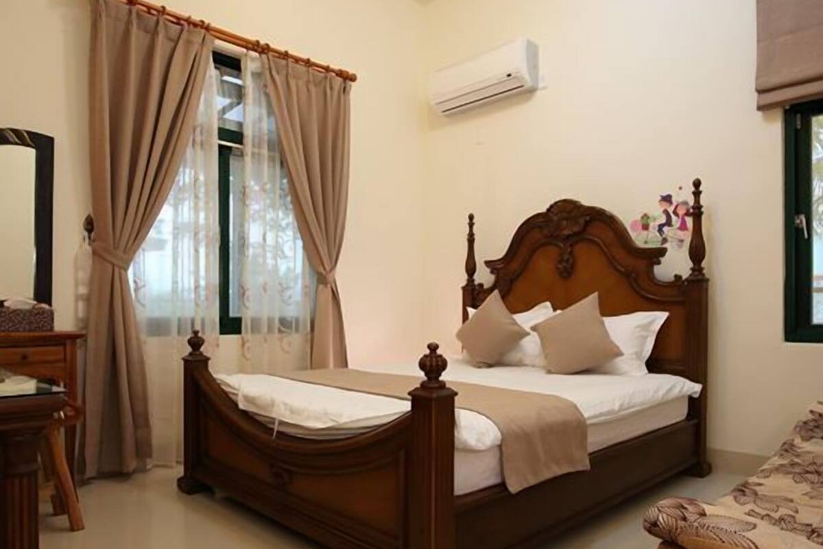 Desk, blackout curtains, rollaway beds, free WiFi