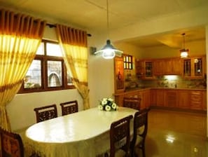 Repas dans la chambre