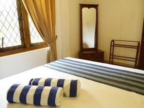 Premium bedding, desk, free WiFi, bed sheets - Resort Beam (Kandy)