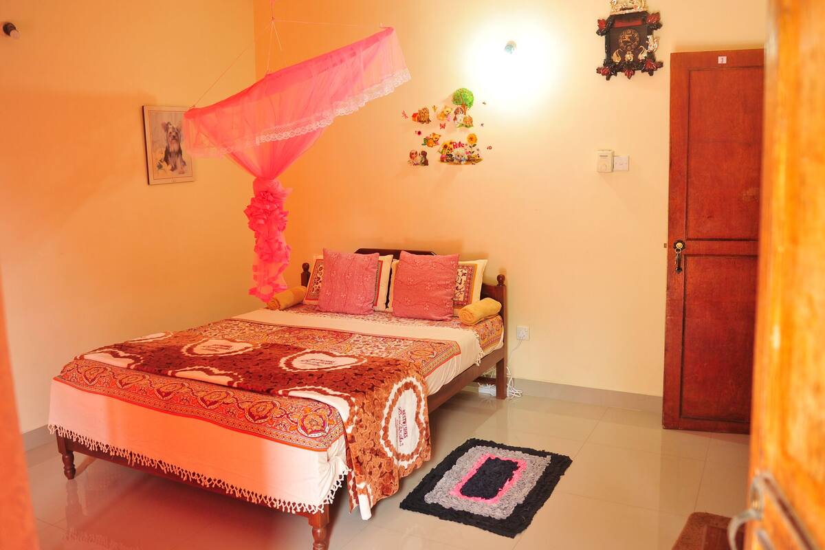 Premium bedding, desk, WiFi (free), bed sheets