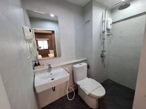 Deluxe Twin Room | Bathroom | Shower, hair dryer, towels, soap - Collection O Pratunam 19 Hotel (Bangkok)