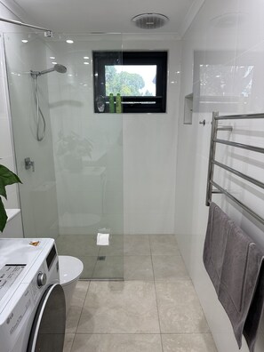 Shower, free toiletries, hair dryer, slippers - Parkline Apartments Perth (East Victoria Park)