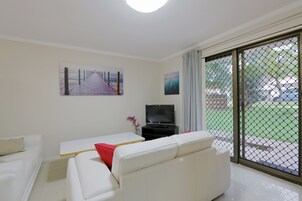 Appartamento Deluxe | Area soggiorno | TV a schermo piatto