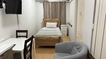 Parkline Studio 1 | Premium bedding, individually decorated, individually furnished, desk