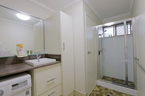 Apartamento Deluxe | Baño | Ducha, artículos de higiene personal gratuitos y secador de pelo