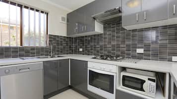 Parkline Deluxe Apartment, 2 Bedrooms | Private kitchen | Full-size fridge, microwave, oven, stovetop