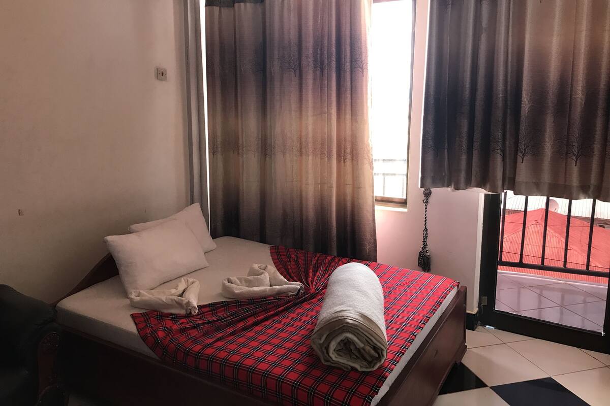 Kamer, 1 twee- of 2 eenpersoonsbedden, uitzicht op stad | Luxe beddengoed, een bureau, gratis wifi