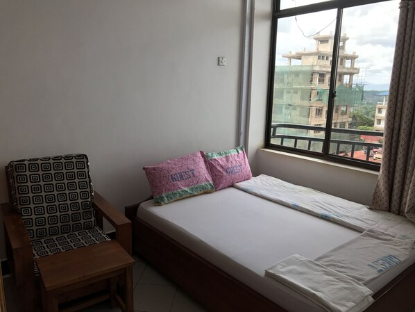 Habitación con 1 cama matrimonial o 2 individuales, vista a la ciudad | Ropa de cama de alta calidad, escritorio y wifi gratis 