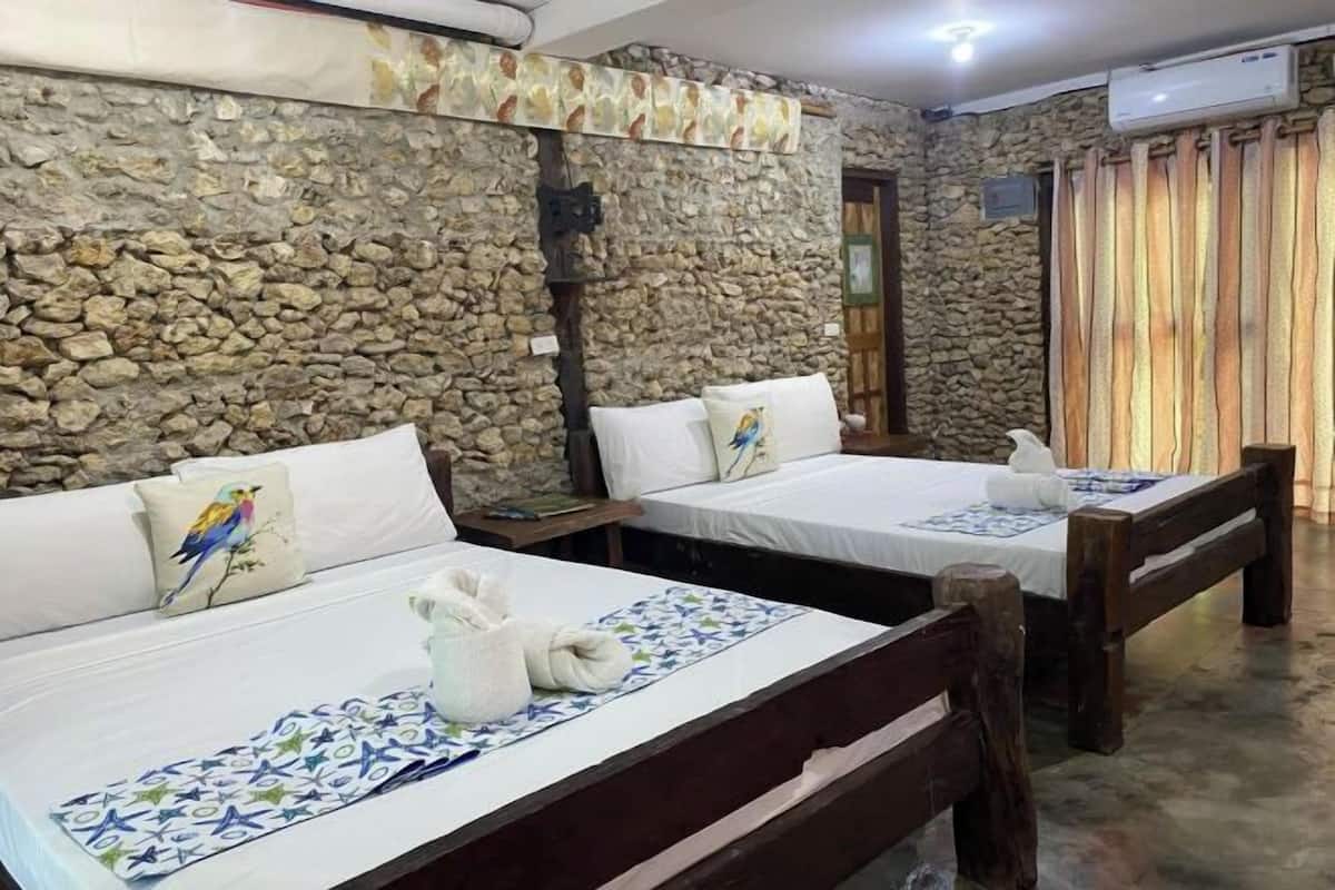 Ropa de cama de alta calidad y caja de seguridad en la habitación