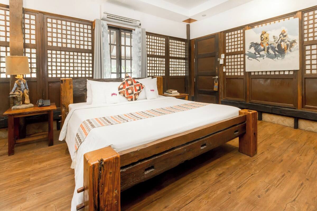 Suite | Luxe beddengoed, een kluis op de kamer, een bureau, geluiddichte muren