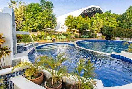 Alberca al aire libre y camastros